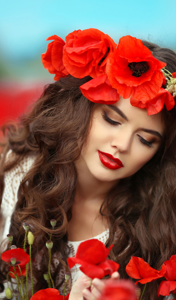 Красивая девушка шатенка с венком из красных маков на голове