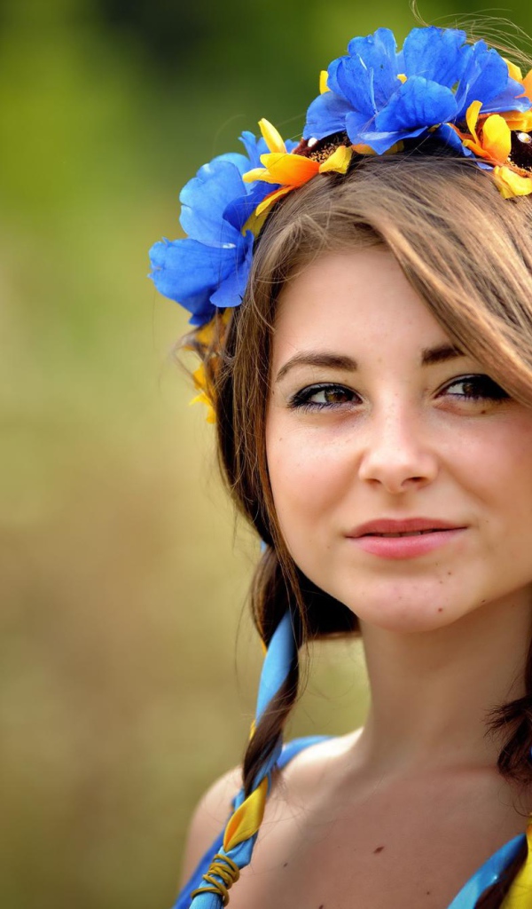Красивая девушка брюнетка с венком на голове 