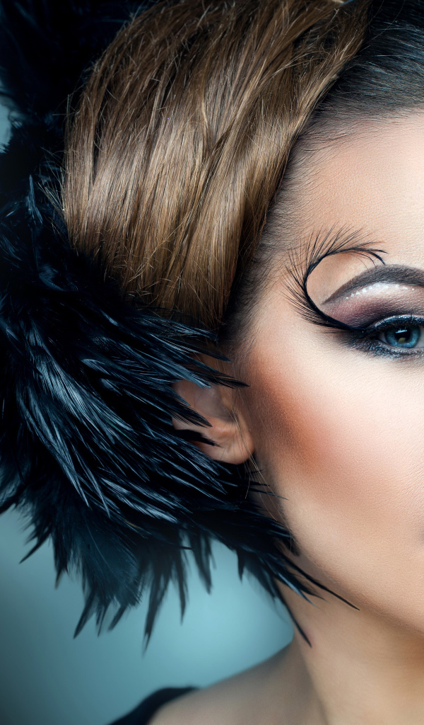 Красивая девушка шатенка с ярким макияжем