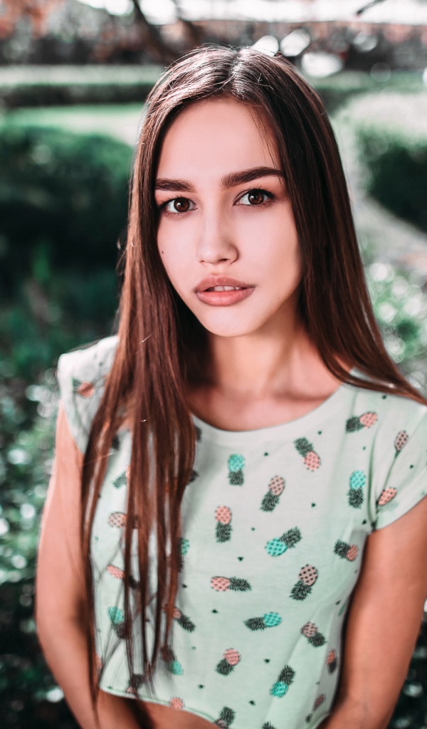 Красивая девушка брюнетка с карими глазами 