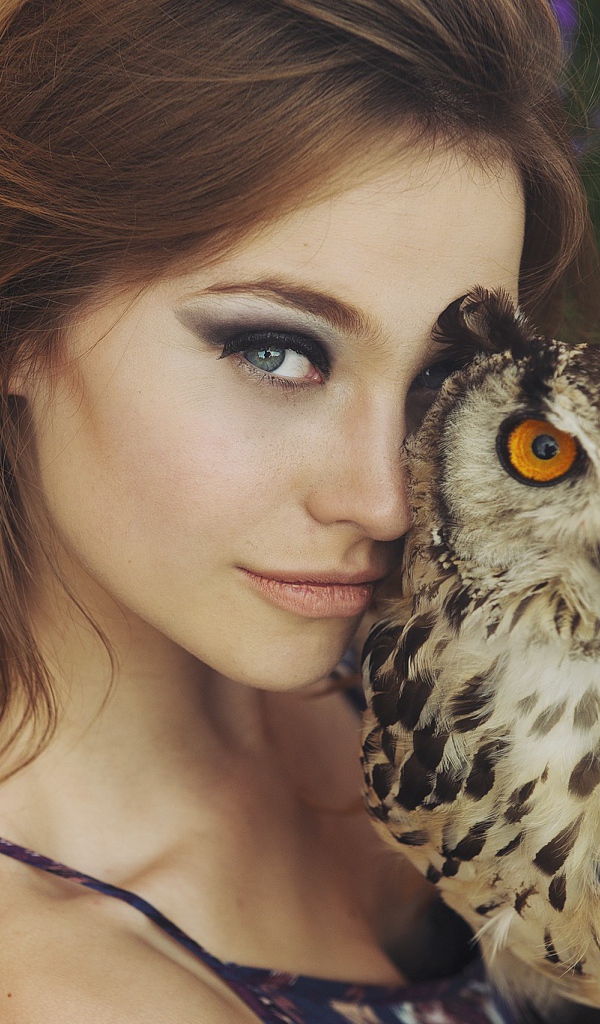 Красивая девушка брюнетка с совой 