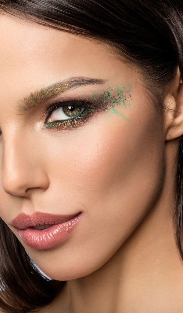 Красивая девушка брюнетка с эффектным макияжем