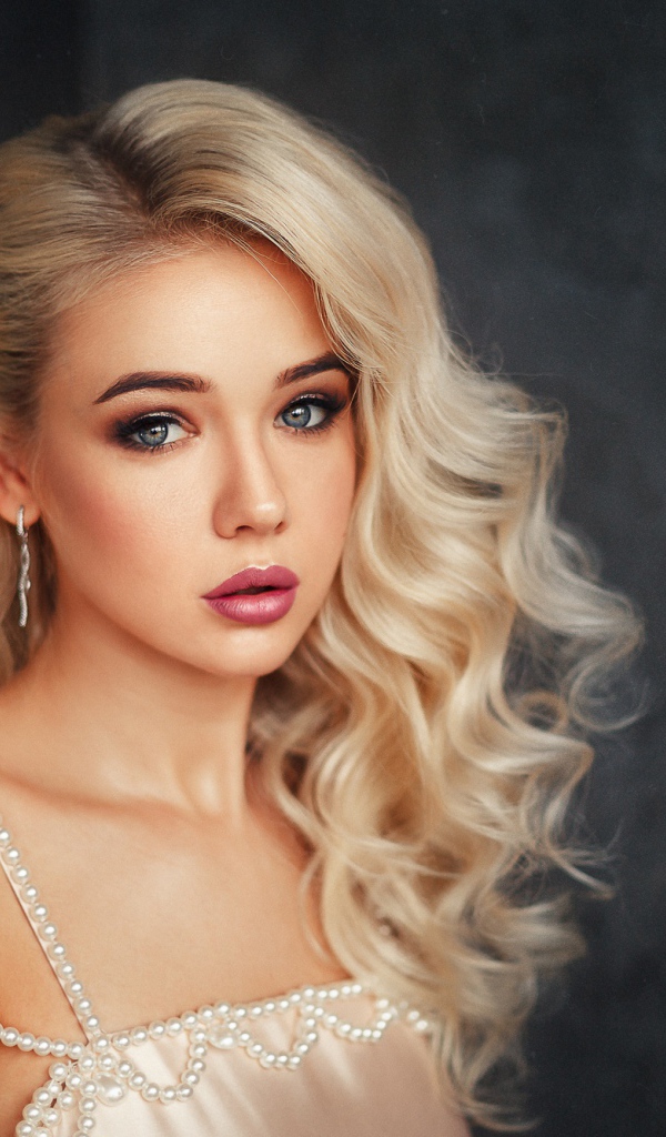 Красивая нежная девушка блондинка в красивом платье