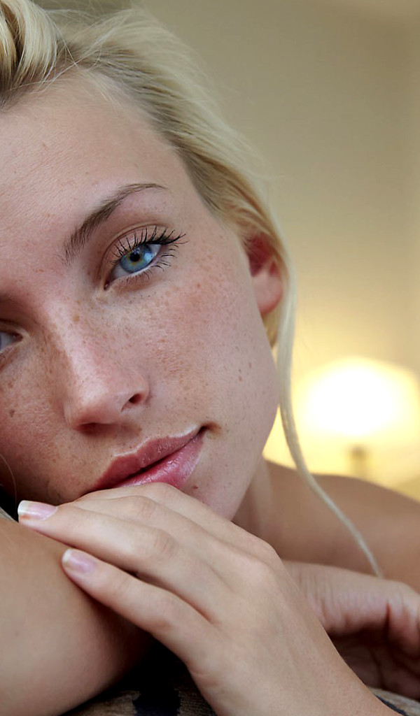 Красивая девушка блондинка с голубыми глазами 