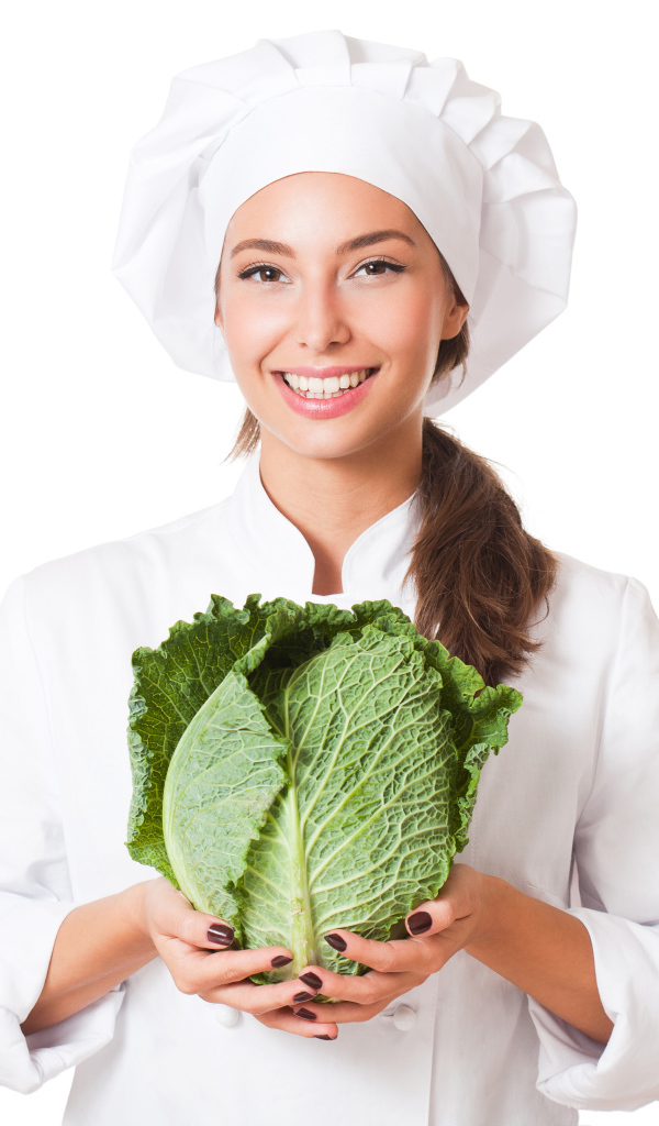 Красивая девушка повар с зеленой капустой в руках