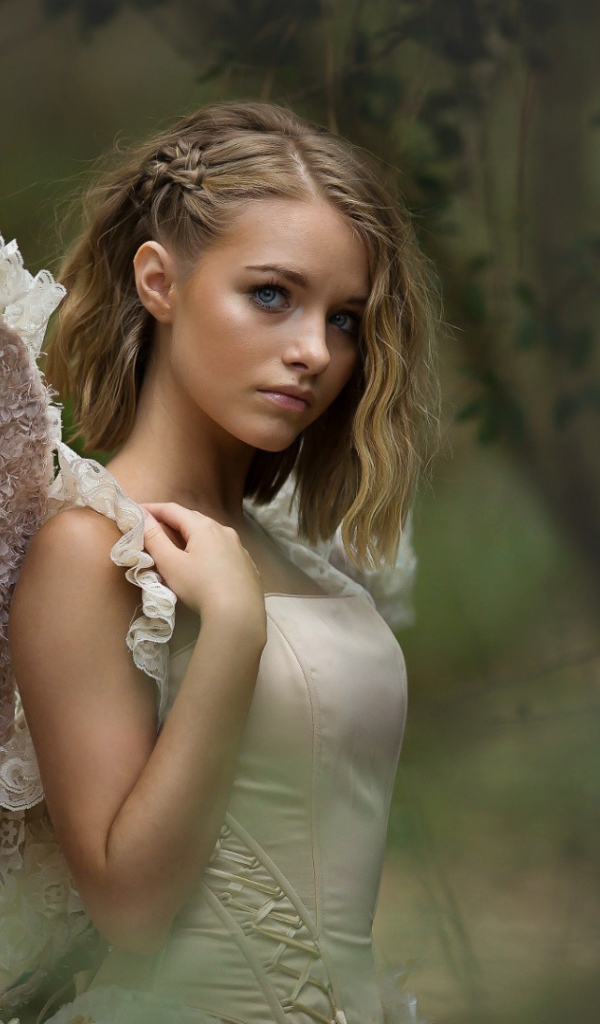 Красивая девушка в костюме с крыльями