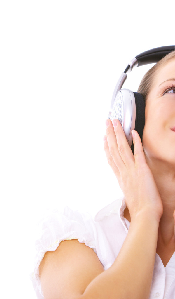 Красивая девушка в больших наушниках 