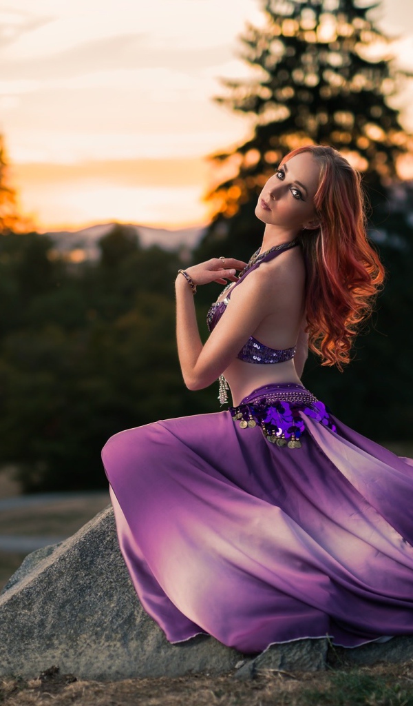 Красивая девушка в фиолетовом восточном наряде 