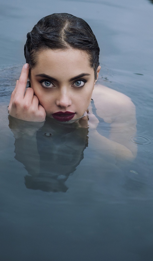 Красивая девушка русалка в воде 