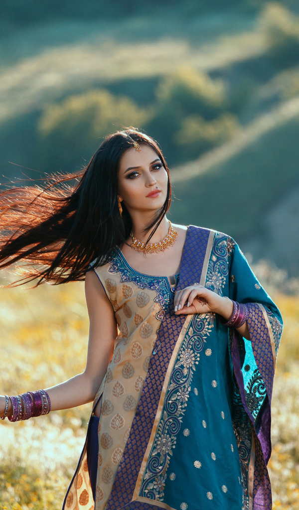 Красивая девушка модель в индийском сари