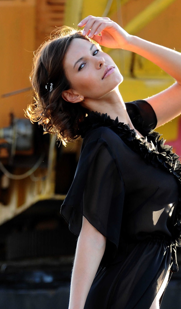 Красивая девушка модель в черном платье