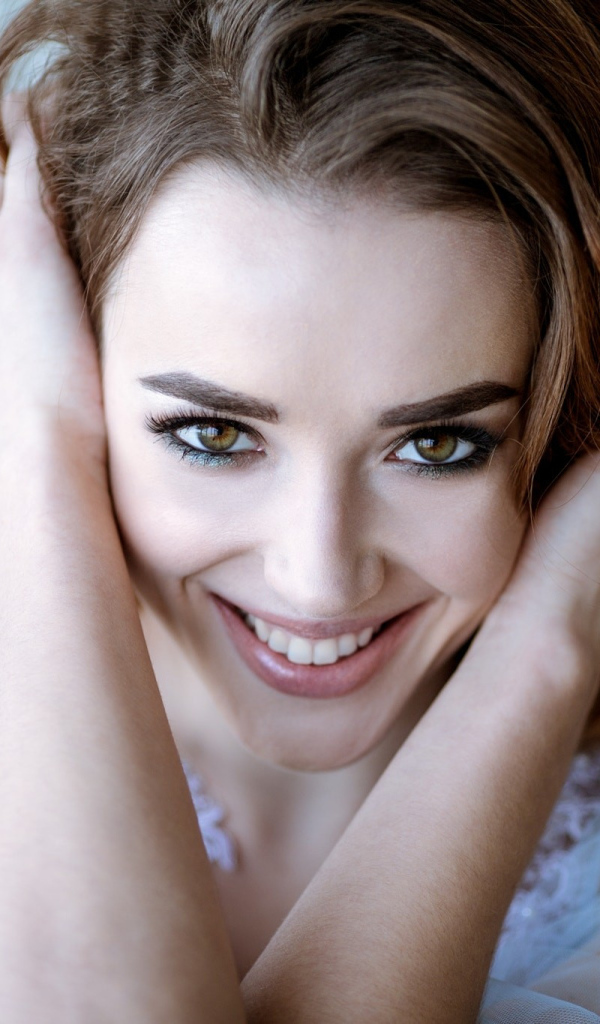 Красивая девушка модель с красивой улыбкой