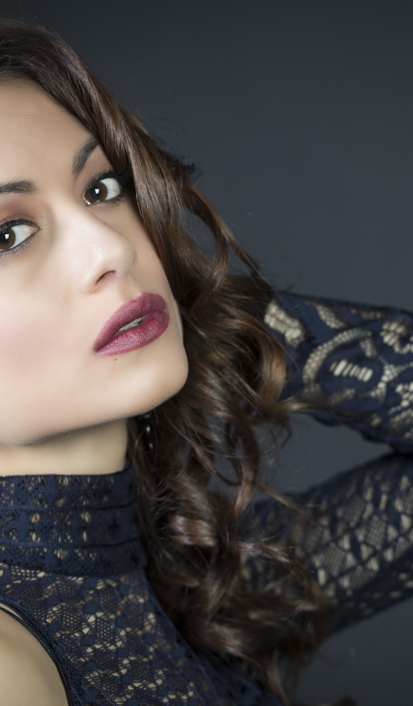 Красивая девушка модель с карими глазами 