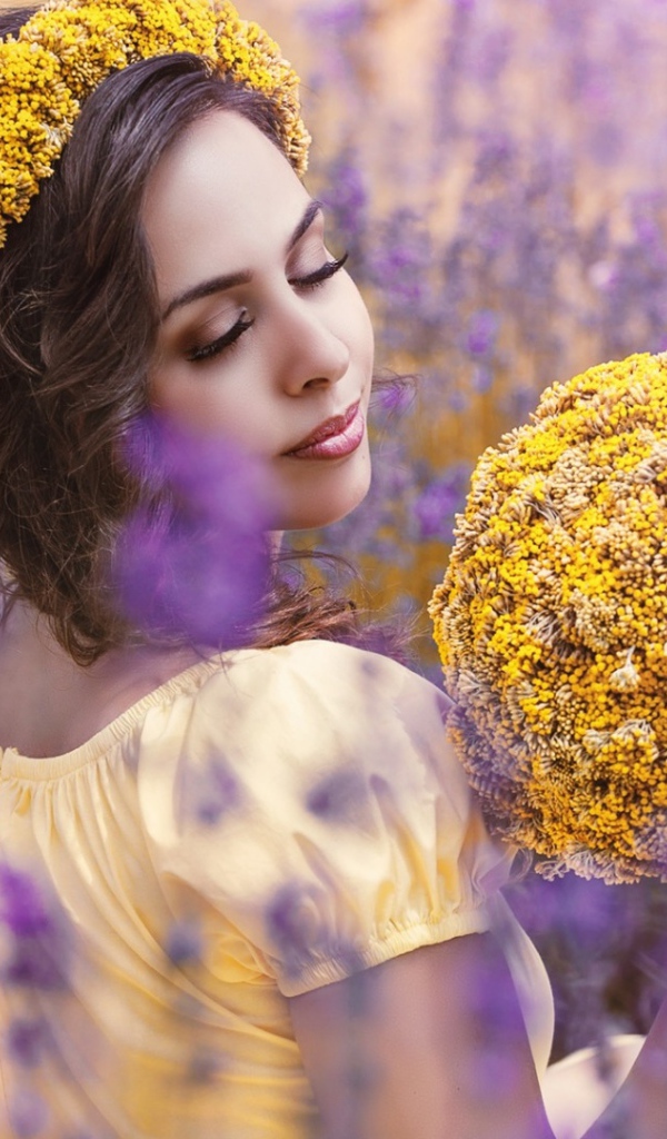 Красивая девушка с букетом желтых полевых цветов 