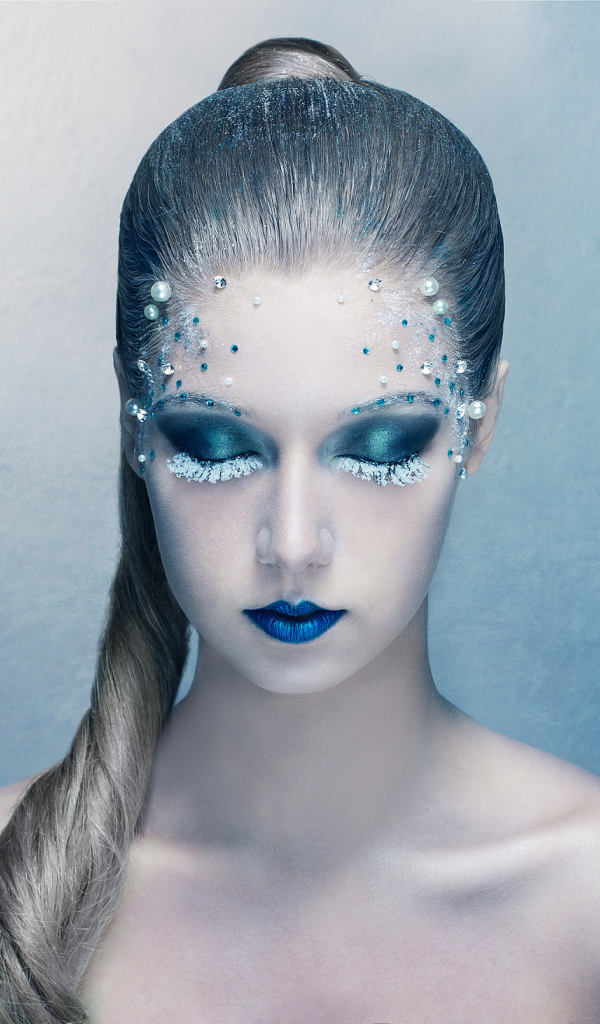Красивая девушка с фантастическим синим макияжем