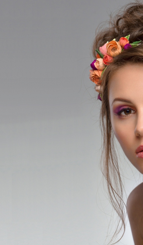 Красивая девушка с нежным макияжем фото на сером фоне