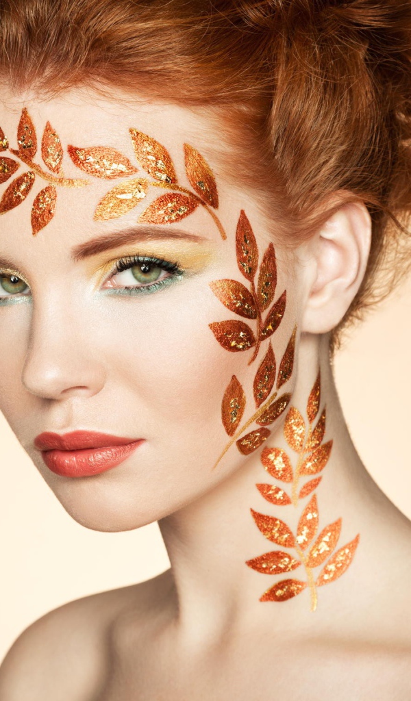 Красивая девушка с рисунком на лице 