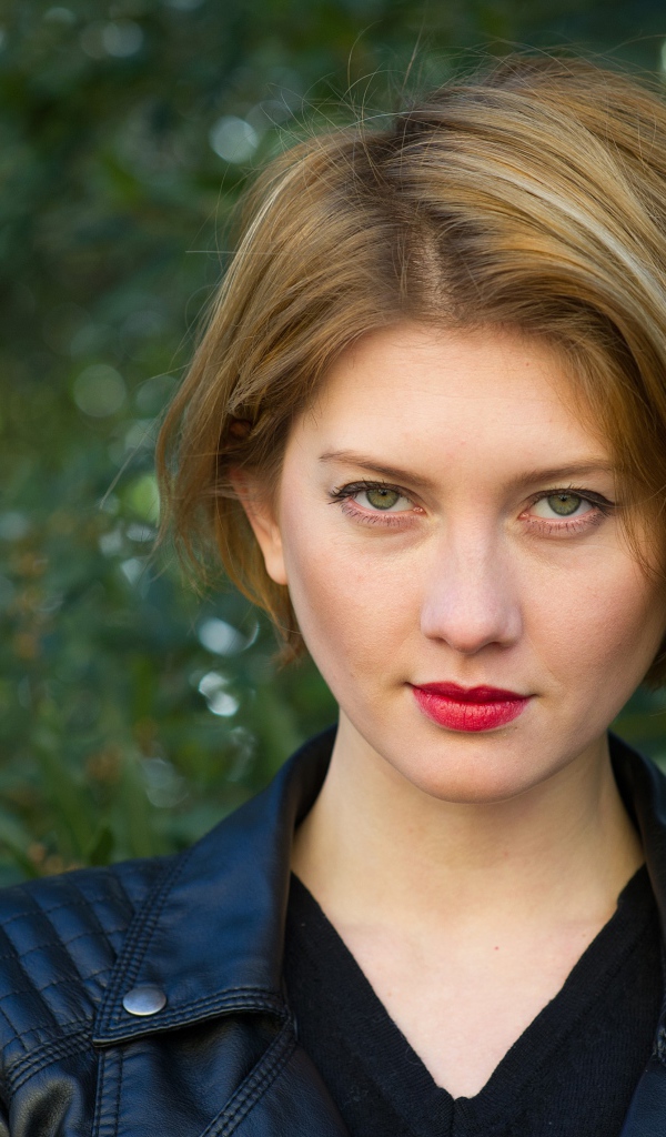 Красивая девушка с короткой стрижкой в кожаной куртке