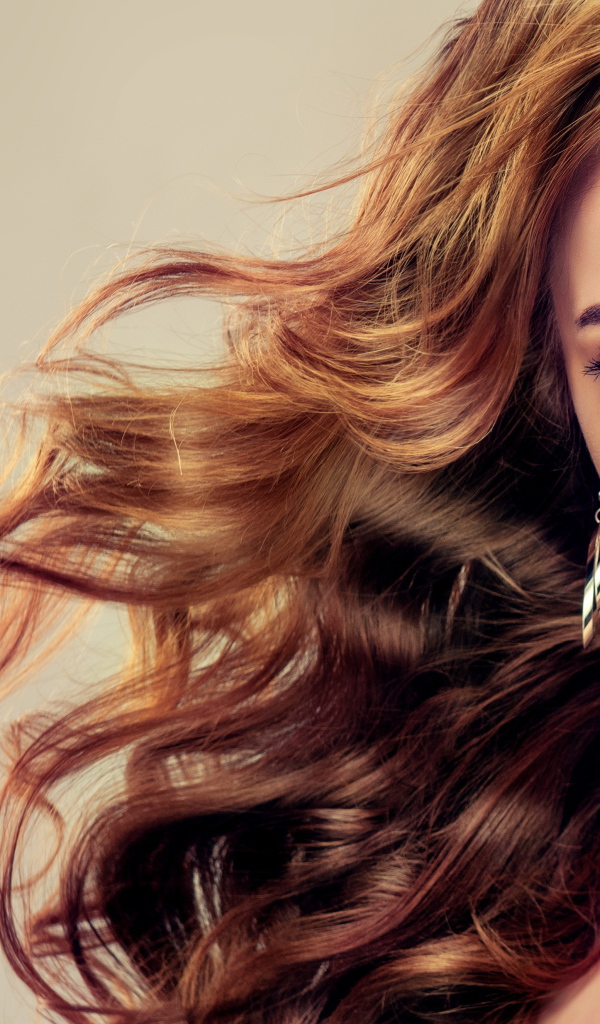 Красивая девушка с голубыми глазами 