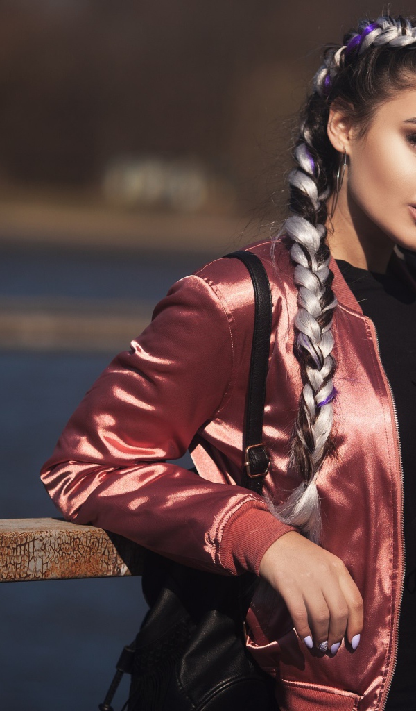 Красивая девушка с косами на голове