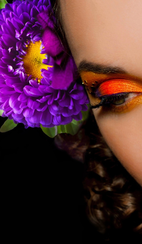 Красивая девушка с ярким макияжем 