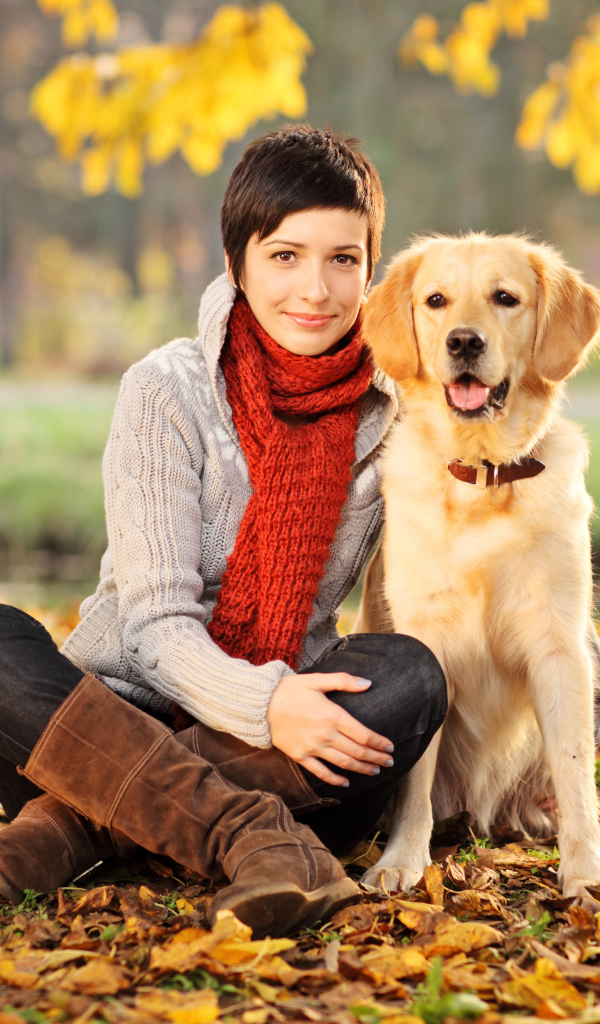 Красивая девушка с собакой породы золотистый ретривер 