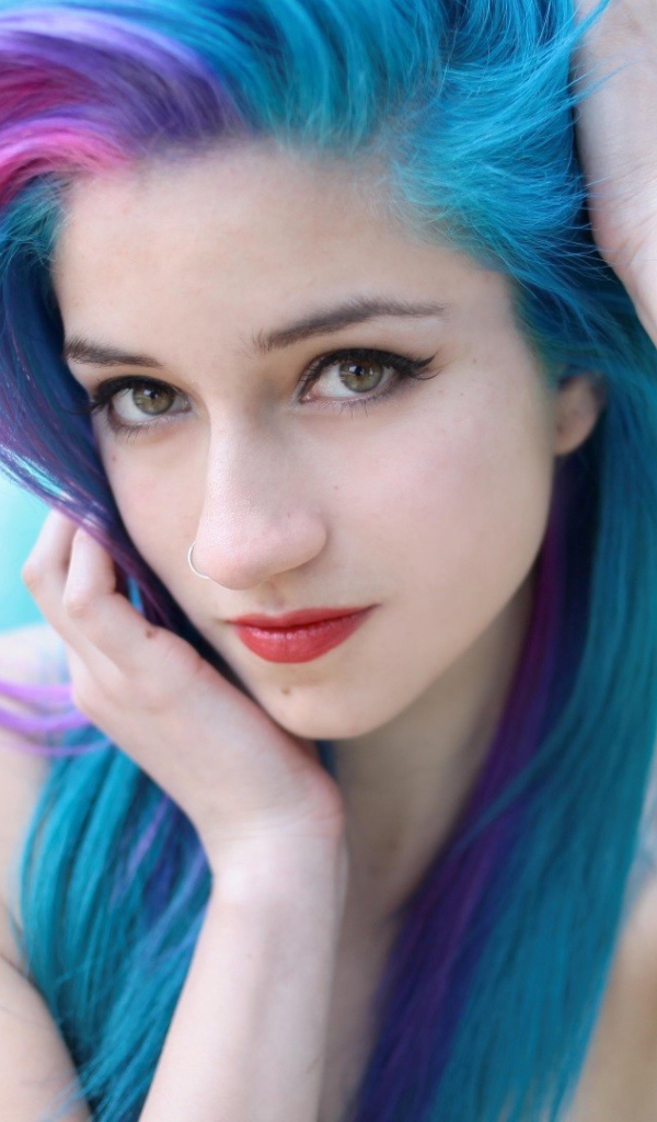 Красивая девушка с длинными голубыми волосами 