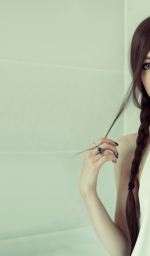 Красивая девушка с красными губами заплетенными в косу волосами