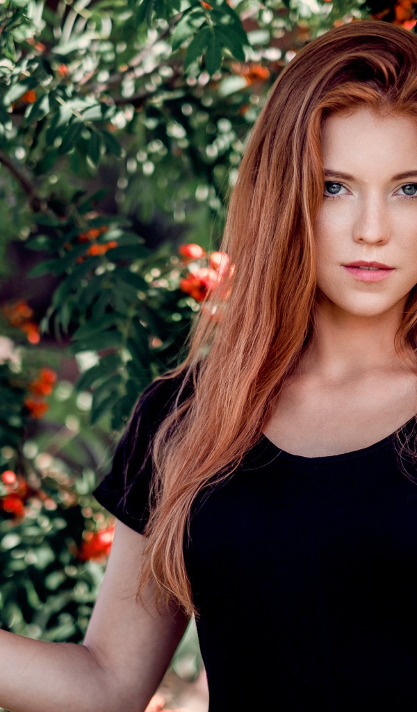 Красивая девушка с рыжими длинными волосами 