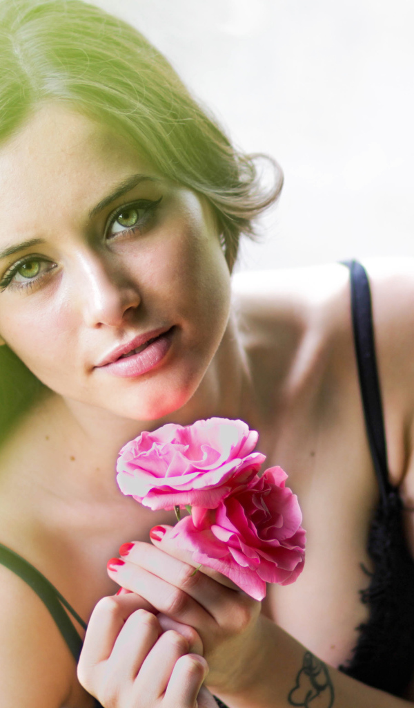 Красивая девушка с тремя красными розами