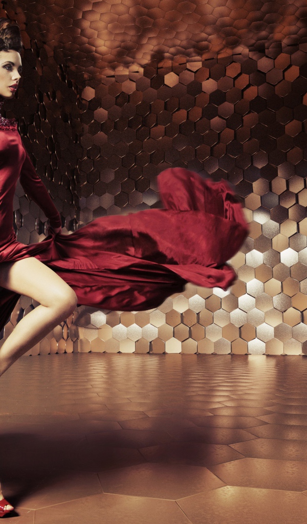 Красивая гламурная девушка в красном платье