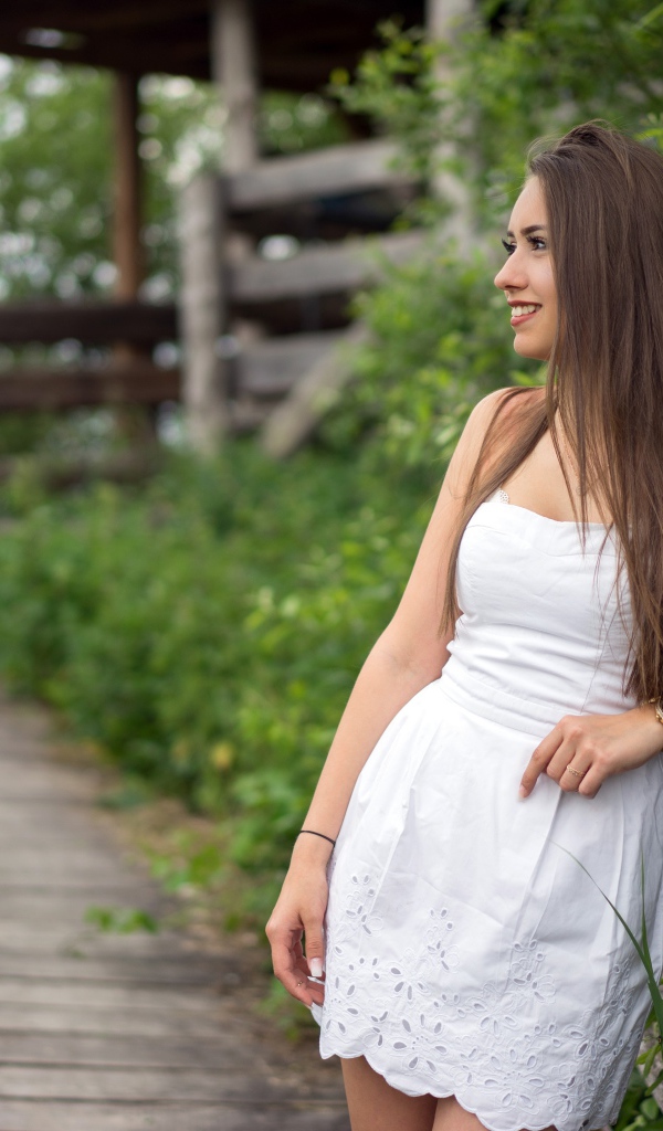 Красивая длинноволосая девушка модель в белом платье