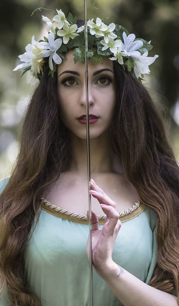 Красивая девушка модель с мечом в руках