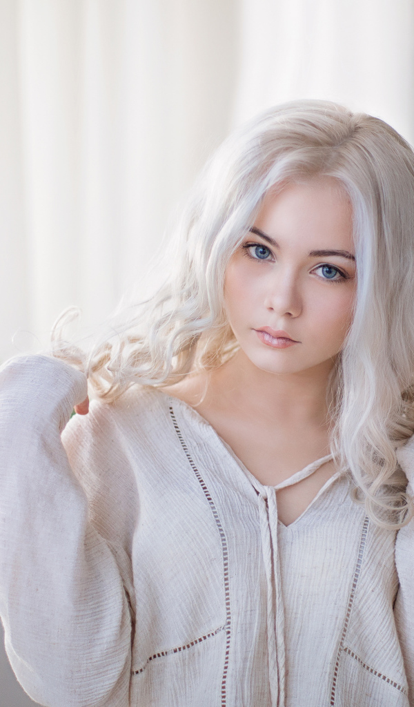 Красивая настоящая голубоглазая девушка блондинка