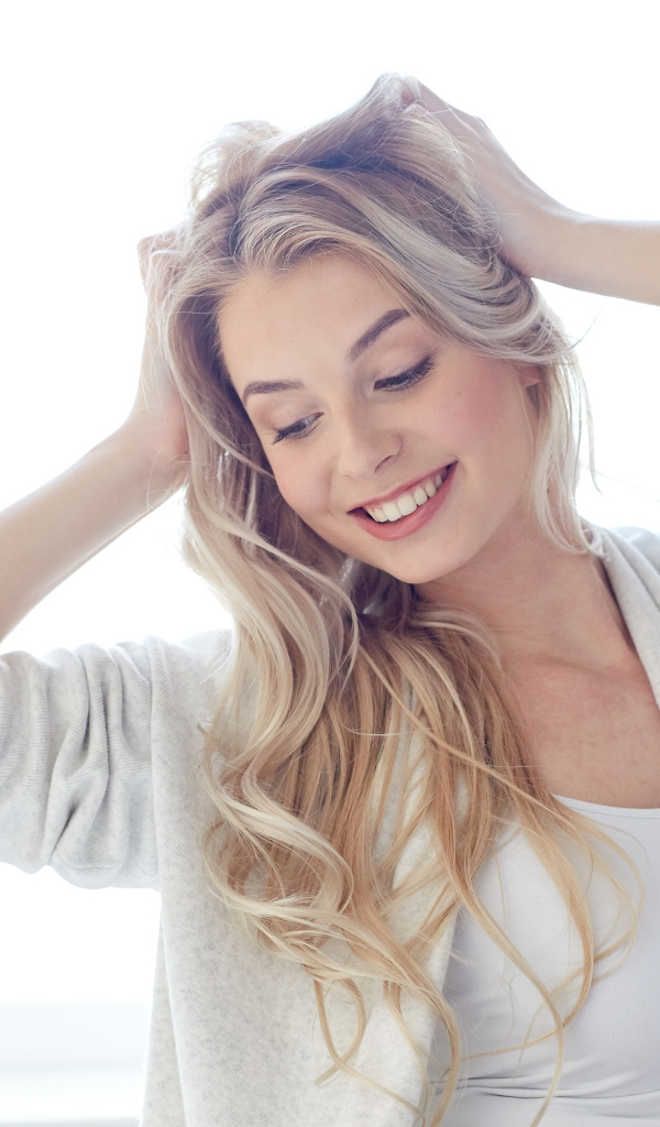 Красивая настоящая девушка с очаровательной улыбкой