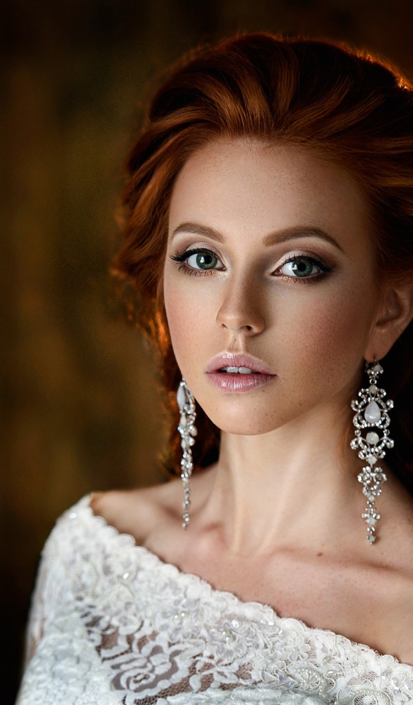 Красивая рыжеволосая девушка в белом платье 