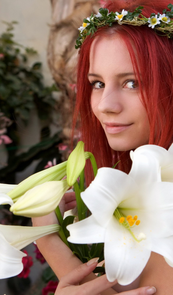 Красивая рыжеволосая девушка с букетом белых лилий