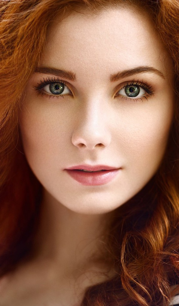 Красивая рыжеволосая девушка с зелеными глазами 