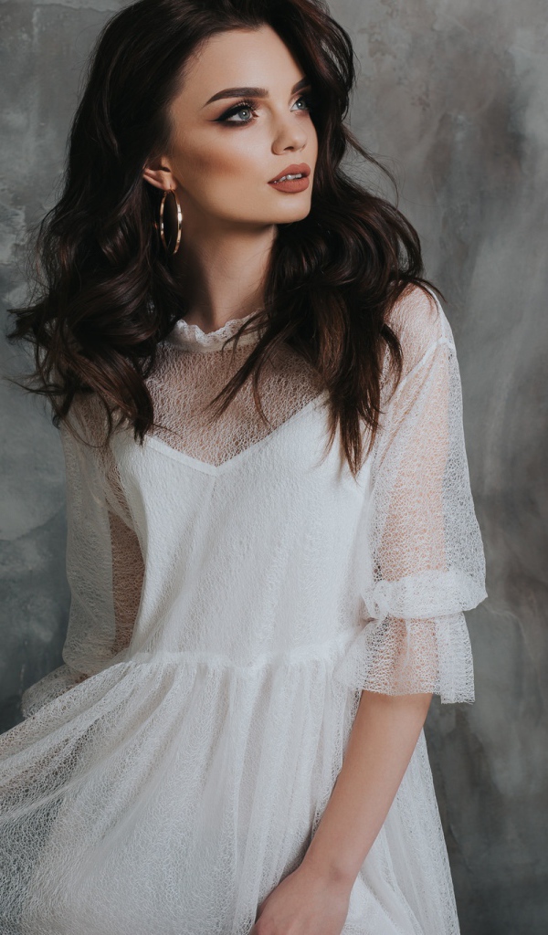 Красивая романтическая девушка брюнетка в белом платье