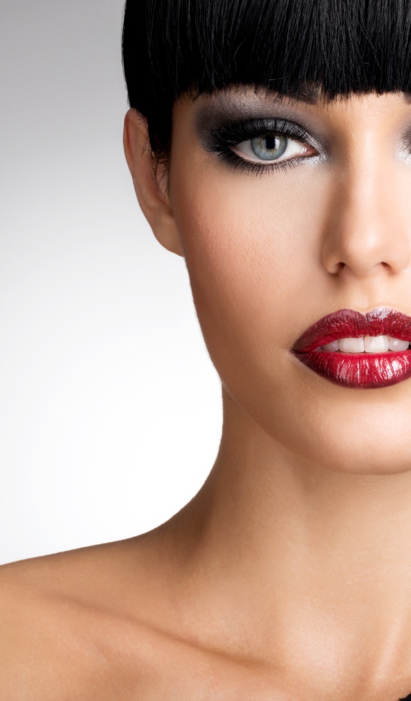 Красивая эффектная брюнетка с ярким макияжем