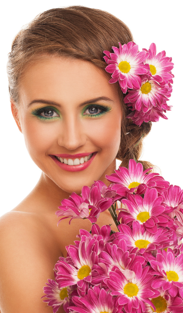 Красивая улыбающаяся девушка с букетом хризантем на белом фоне