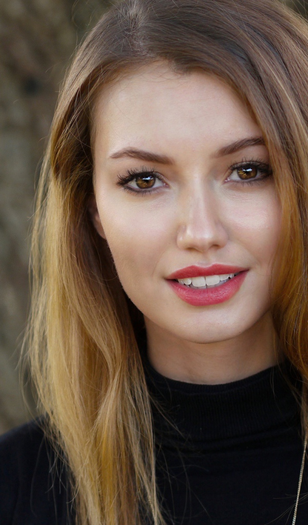 Красивая улыбающаяся девушка с карими глазами 