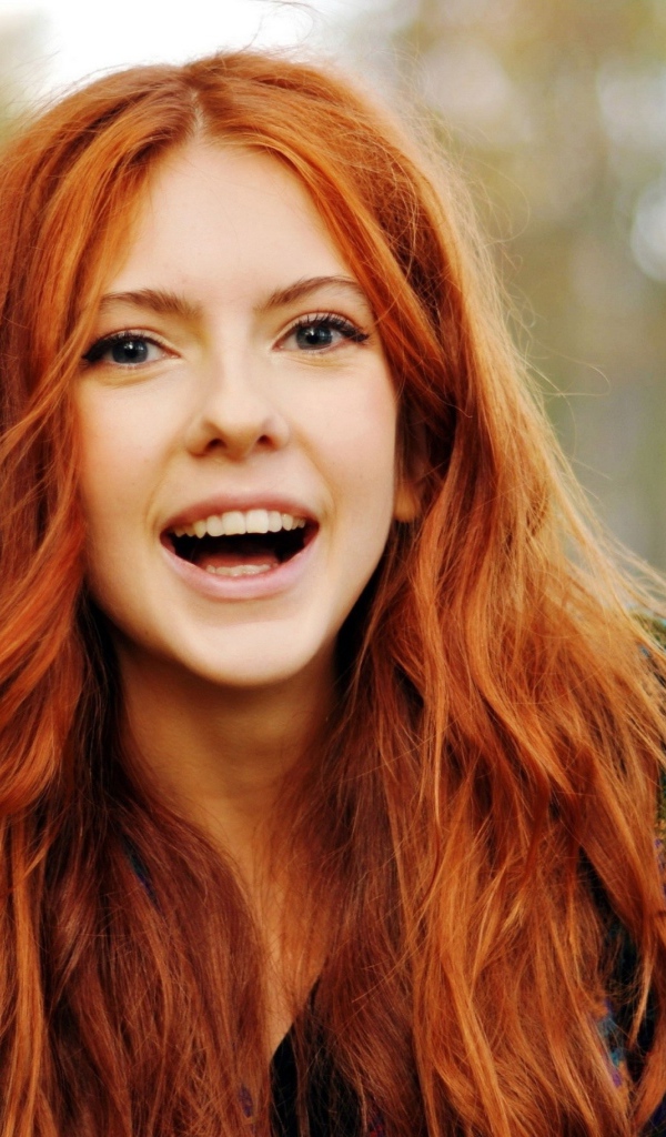 Красивая улыбающаяся рыжеволосая девушка