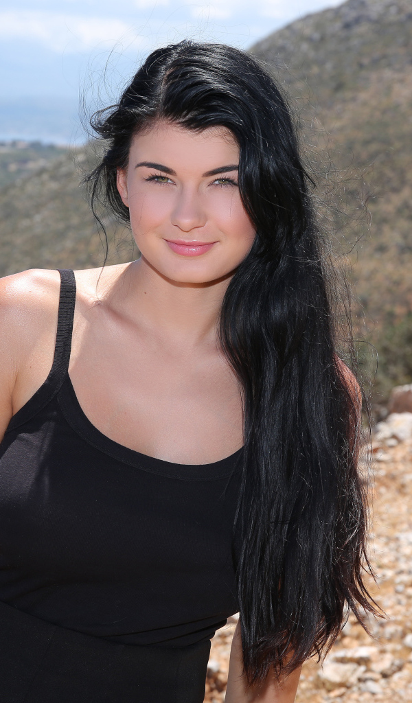 Красивая молодая брюнетка в черном