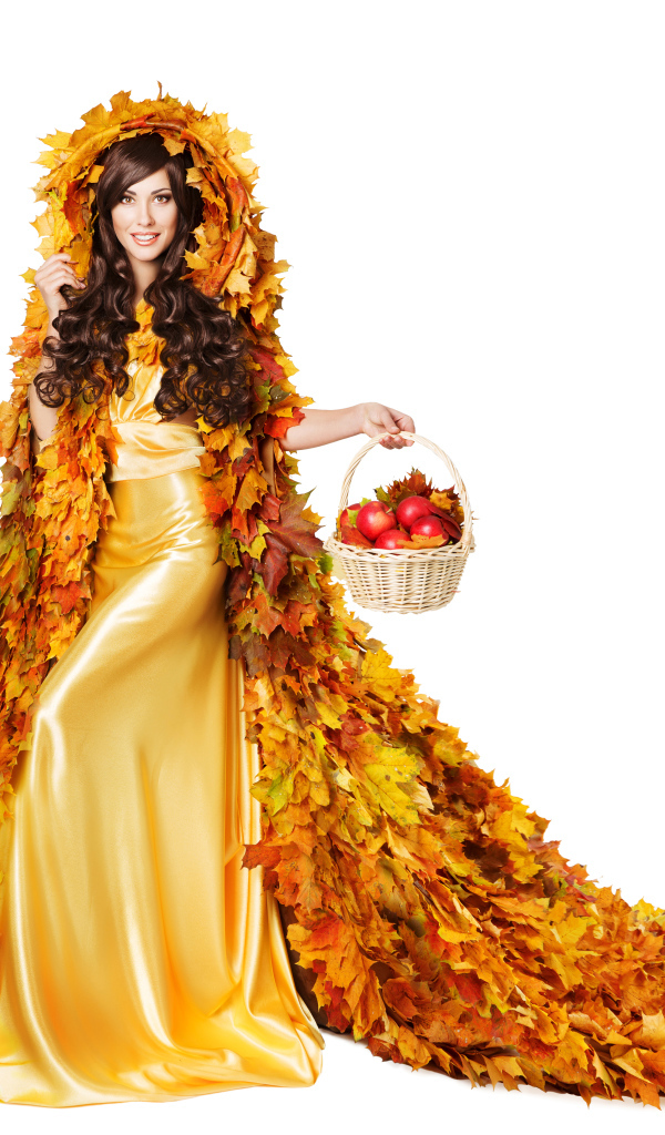 Красивая молодая девушка в плаще из желтых листьев с корзиной в руке
