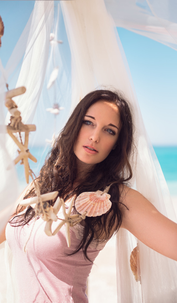 Красивая молодая девушка на берегу моря