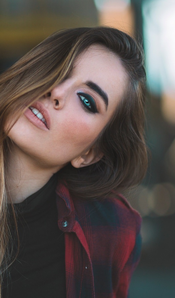 Красивая молодая девушка с длинными волосами 