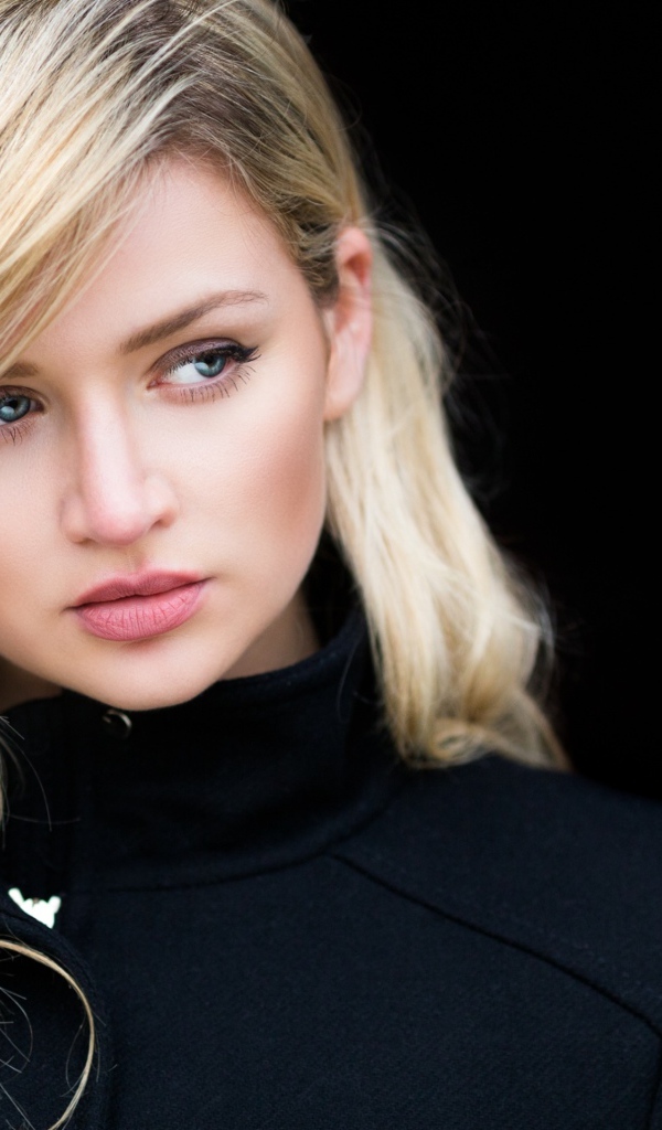 Девушка блондинка в черном пальто 