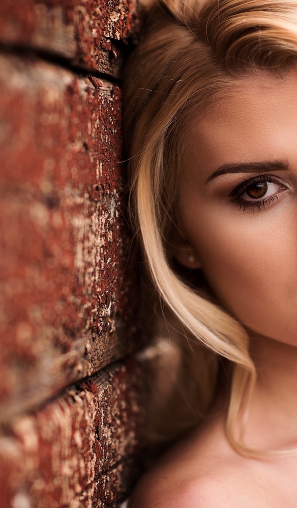 Девушка блондинка с карими глазами 