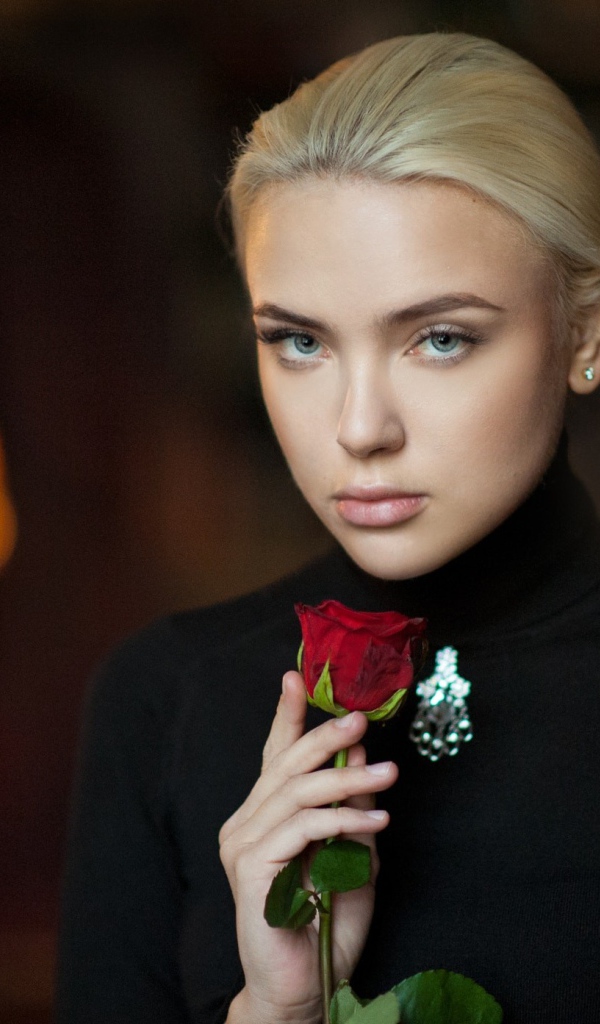 Девушка блондинка с красной розой 